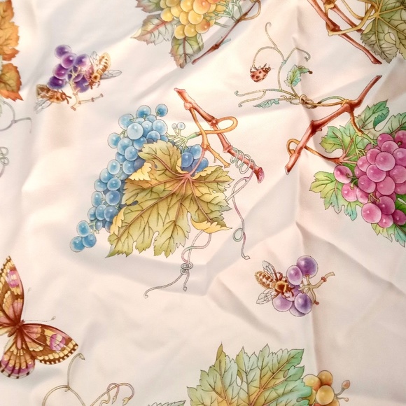 Gucci silk grape vines bees butterfly’s multicoloured fall leaves scarf - Picture 9 of 9